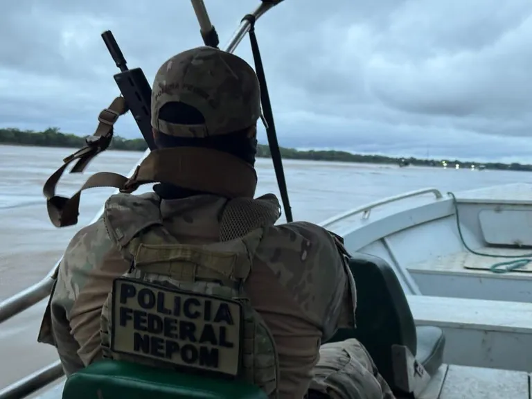 CRIMES DA FRONTEIRA - PF prende homem em flagrante por contrabando de combustível em Guajará-Mirim (RO) 
